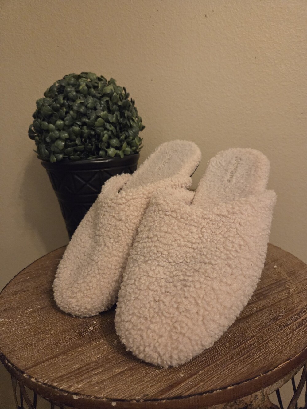 BOMBAS Saturday Faux Cream Sherpa Fur Minimalist House Shoe Slippers Womens SZ 9